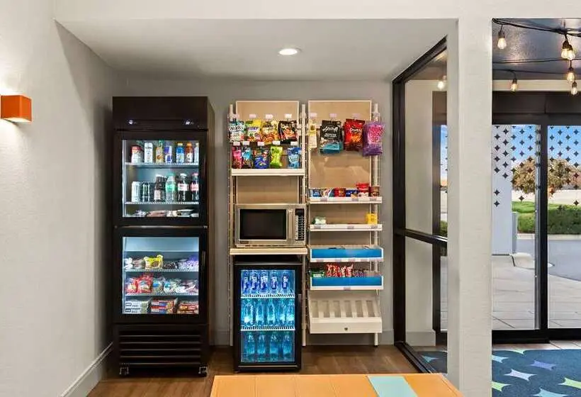 هتل Spark By Hilton Wichita East