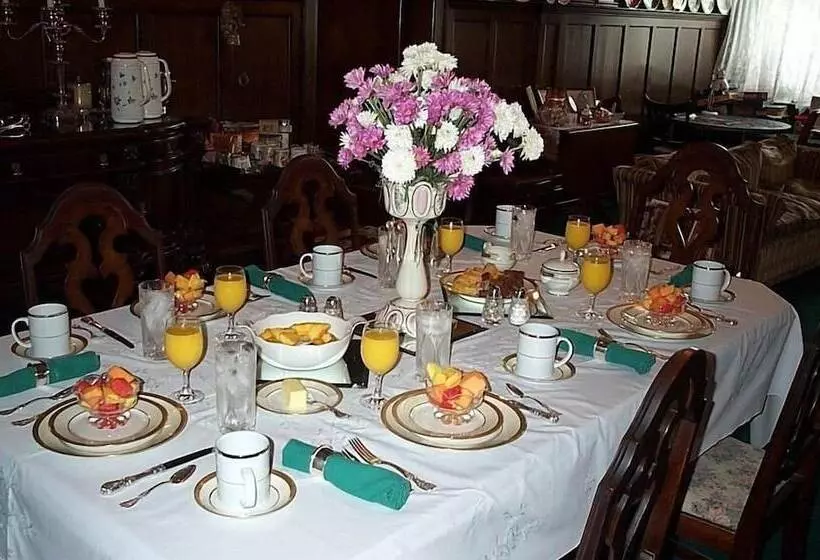 בית מלון כפרי Victorian Inn B&b
