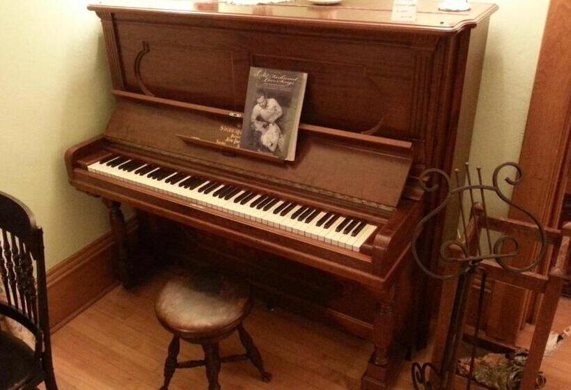 Отель White Lace Inn