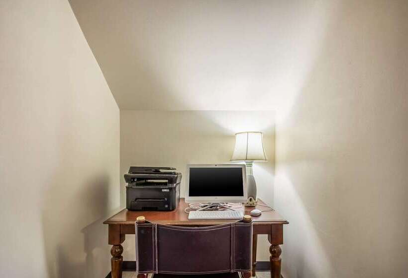 فندق على الطريق Econo Lodge