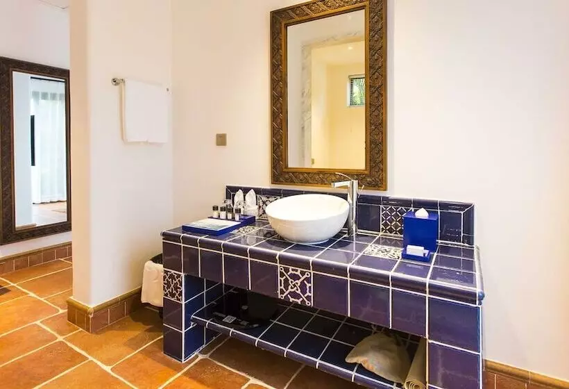 هتل Hainan Xikang Wellness & Resorts