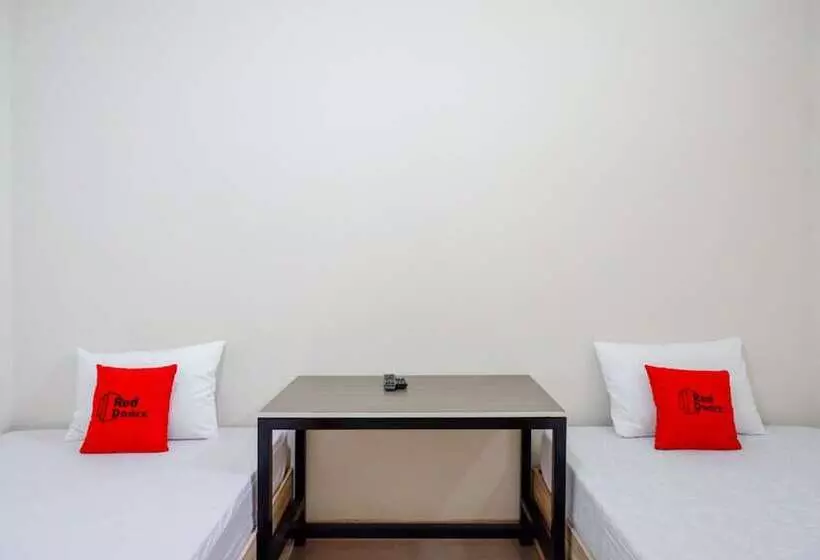 ペンション Reddoorz Near Pacific Mall Tegal 2