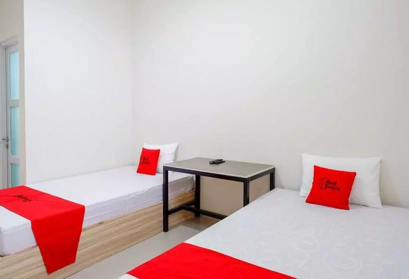 ペンション Reddoorz Near Pacific Mall Tegal 2