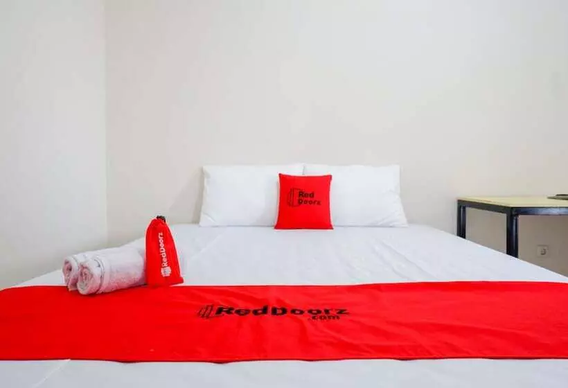 ペンション Reddoorz Near Pacific Mall Tegal 2