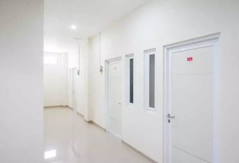 ペンション Reddoorz Near Pacific Mall Tegal 2