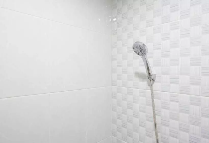 ペンション Reddoorz Near Pacific Mall Tegal 2