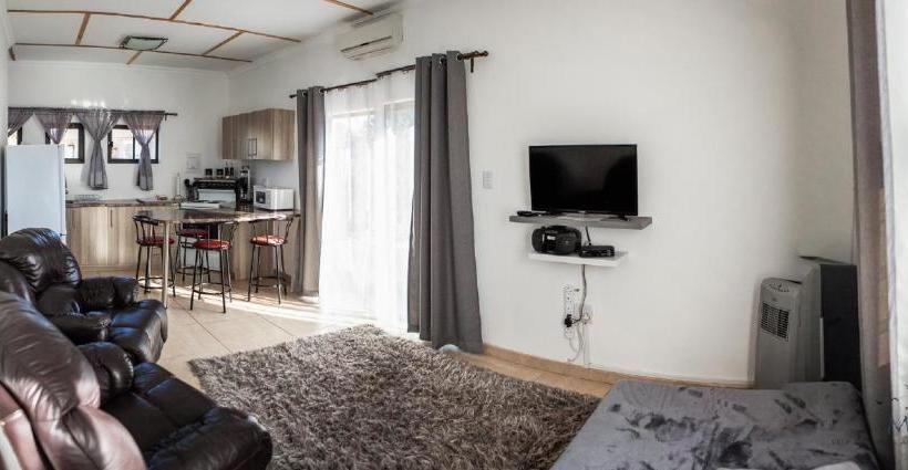 پانسیون Monu Self Catering Accommodation