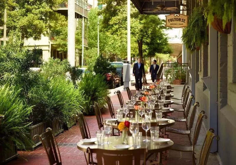 בית מלון כפרי Omni Riverfront New Orleans