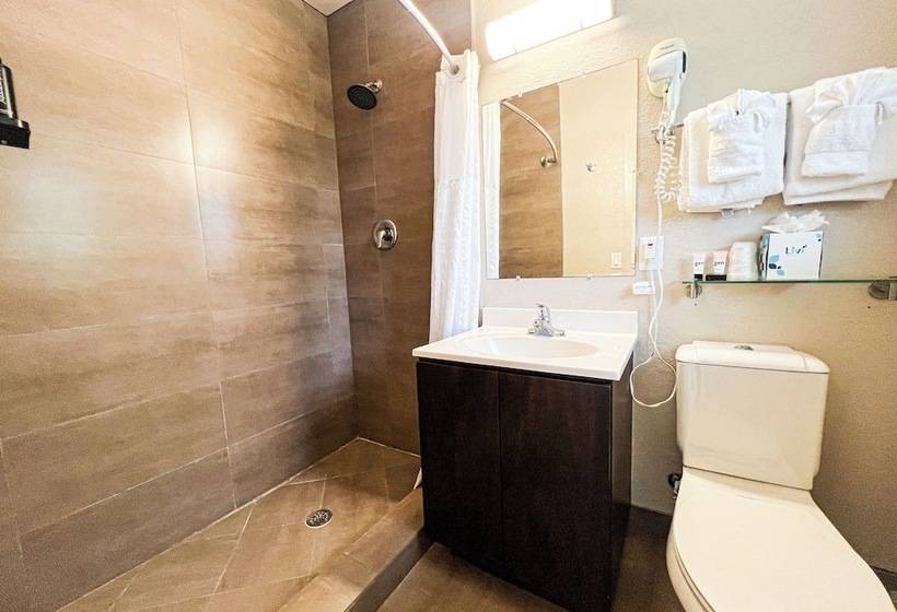 فندق على الطريق Winterset A North Beach Village Resort