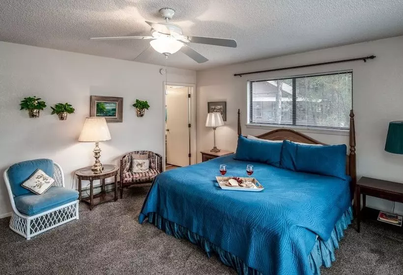 Aztex Retreat Three Bedroom Cabin
