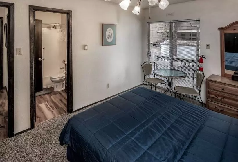 Aztex Retreat Three Bedroom Cabin