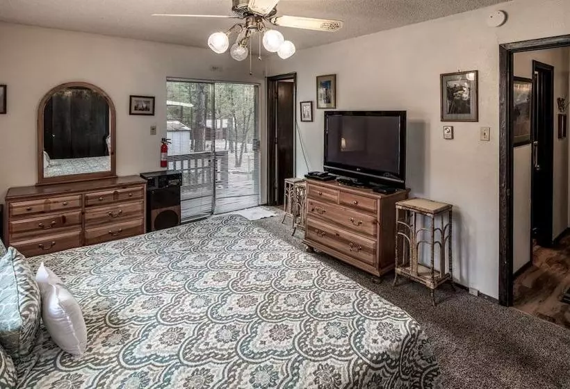 Aztex Retreat Three Bedroom Cabin