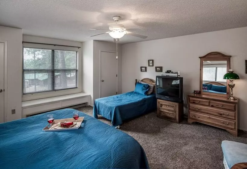 Aztex Retreat Three Bedroom Cabin