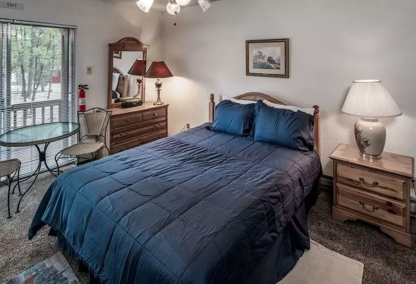 Aztex Retreat Three Bedroom Cabin