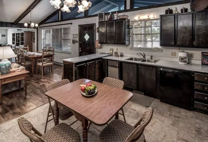 Aztex Retreat Three Bedroom Cabin