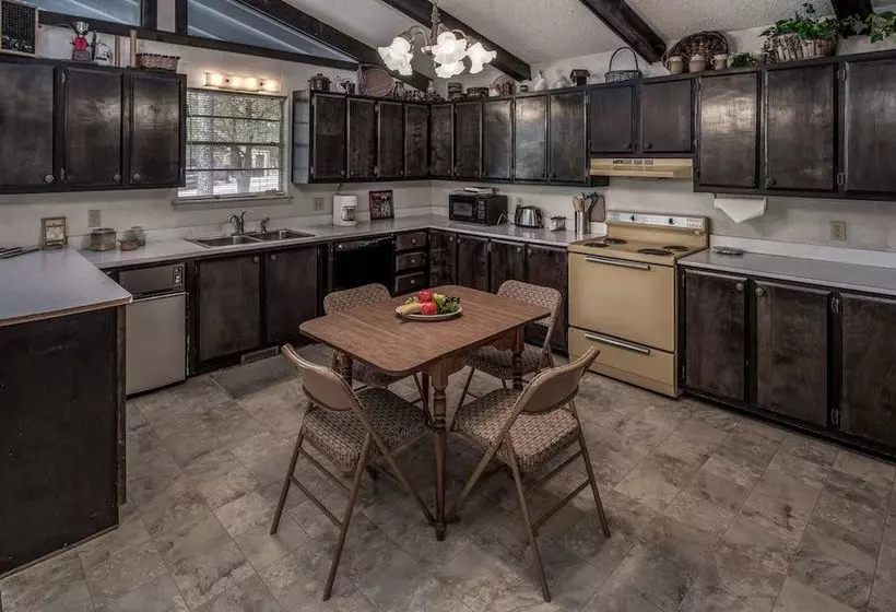 Aztex Retreat Three Bedroom Cabin