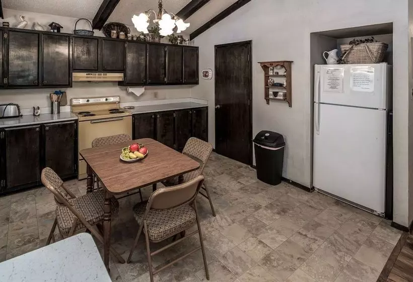 Aztex Retreat Three Bedroom Cabin
