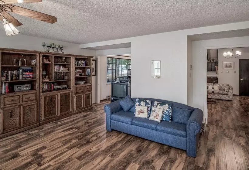Aztex Retreat Three Bedroom Cabin