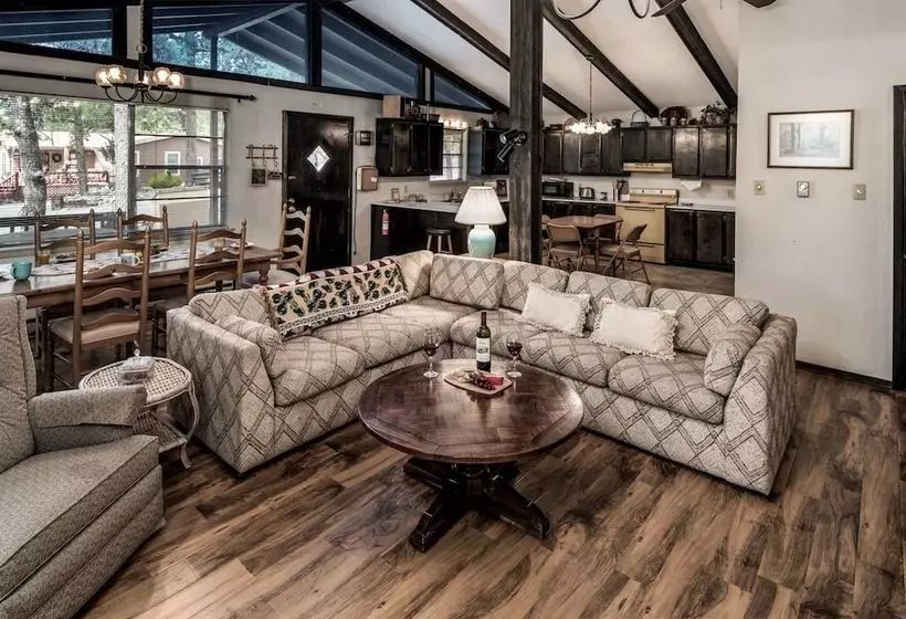 Aztex Retreat Three Bedroom Cabin