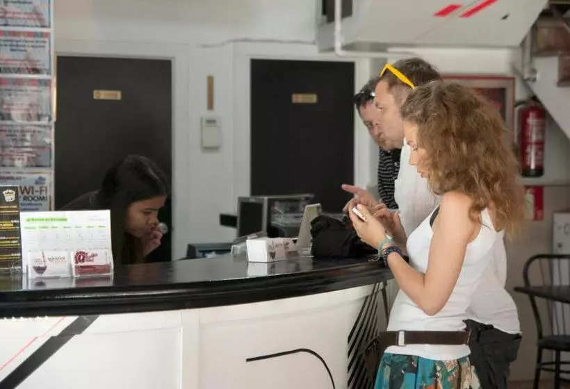 Хостел Be Ramblas Guest House