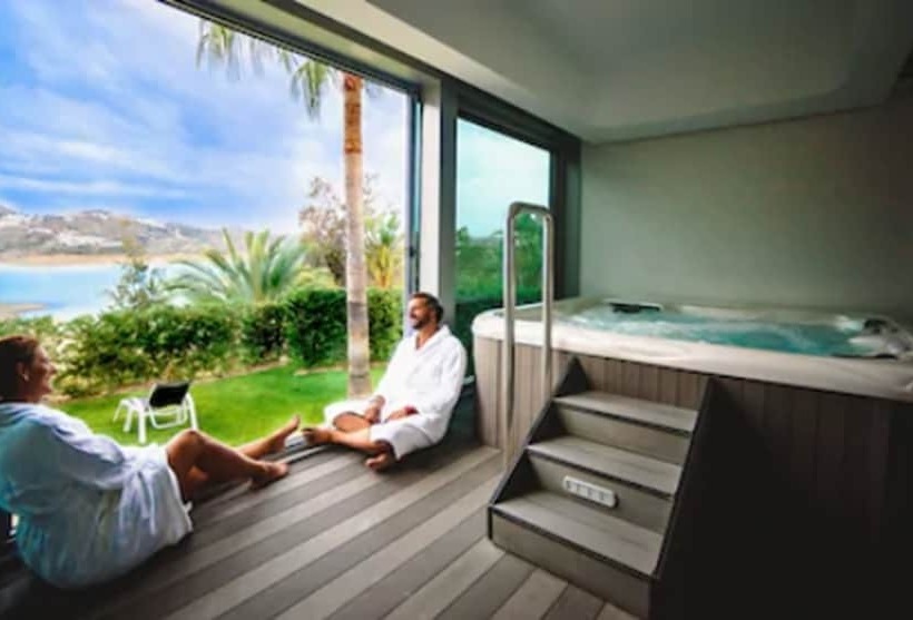 B Bou Hotel La Viñuela & Spa