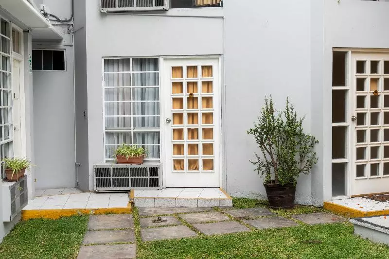 هتل Basadre Suites