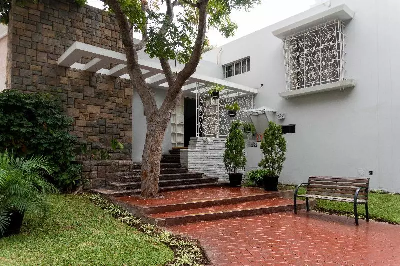 هتل Basadre Suites