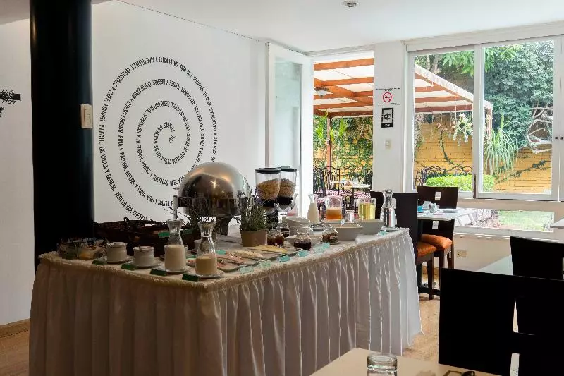 هتل Basadre Suites