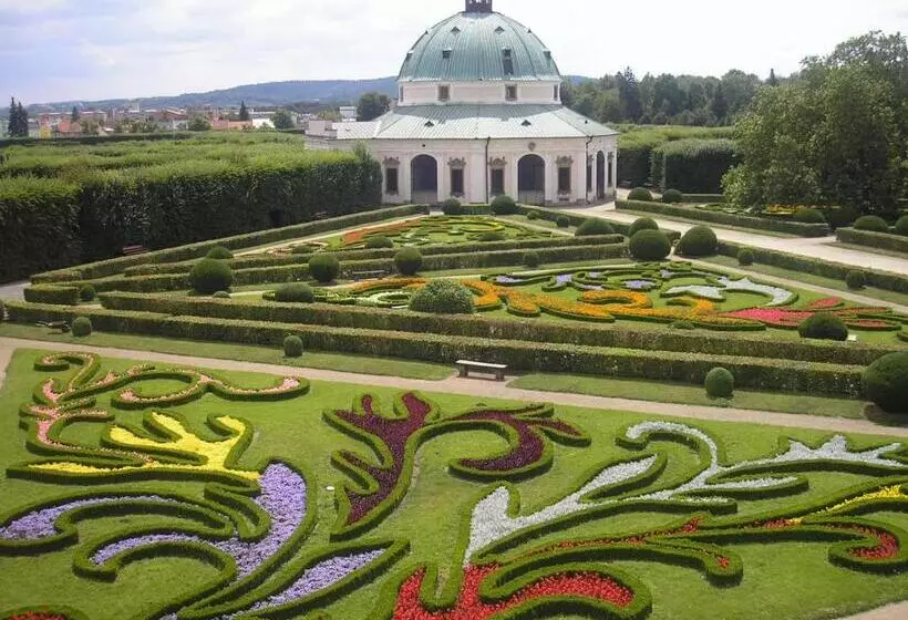 Majatalo Penzion A Restaurace Na Jízdárně