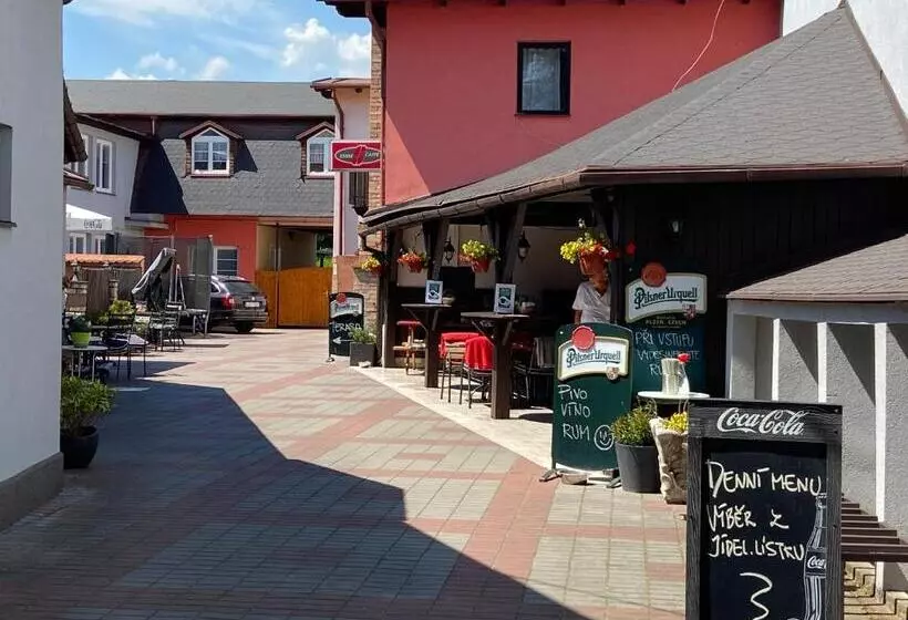 Majatalo Penzion A Restaurace Na Jízdárně