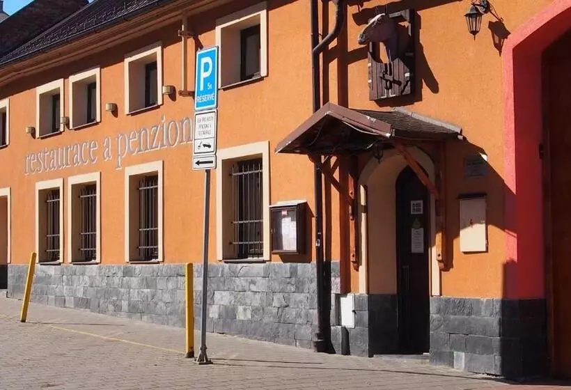 Majatalo Penzion A Restaurace Na Jízdárně