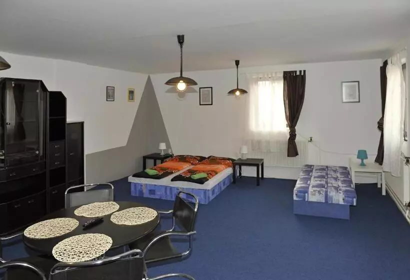 Majatalo Penzion A Restaurace Na Jízdárně