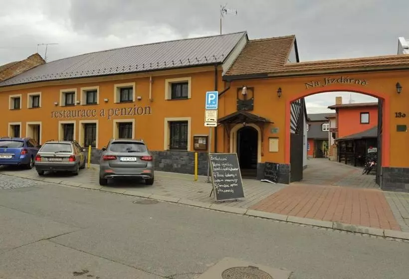 Majatalo Penzion A Restaurace Na Jízdárně