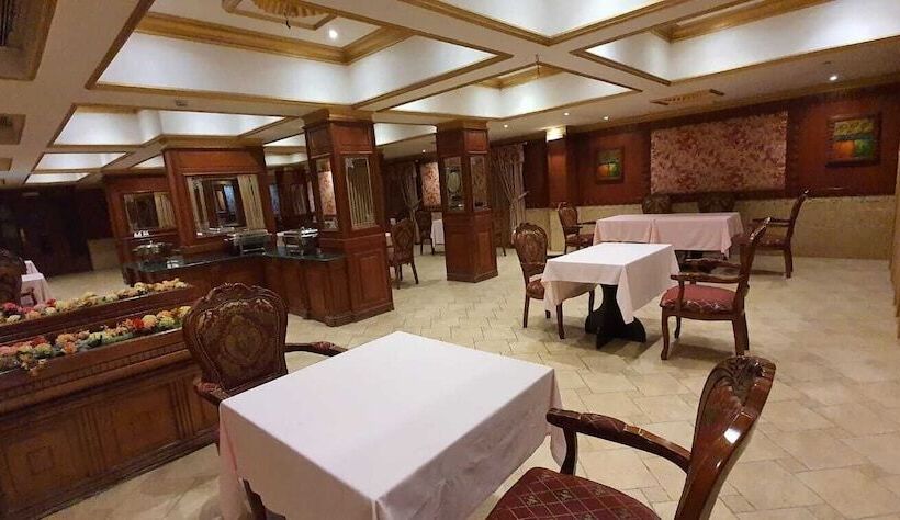 هتل Capital O 125 Moon Plaza