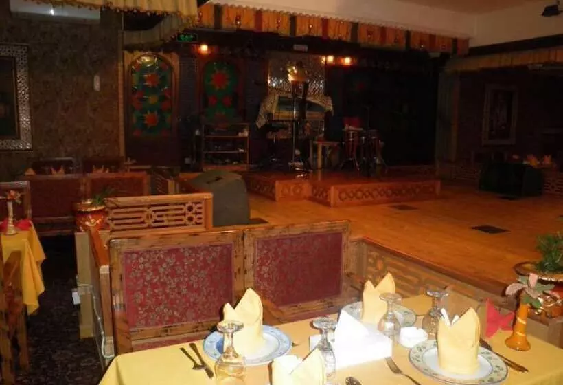 هتل Capital O 125 Moon Plaza