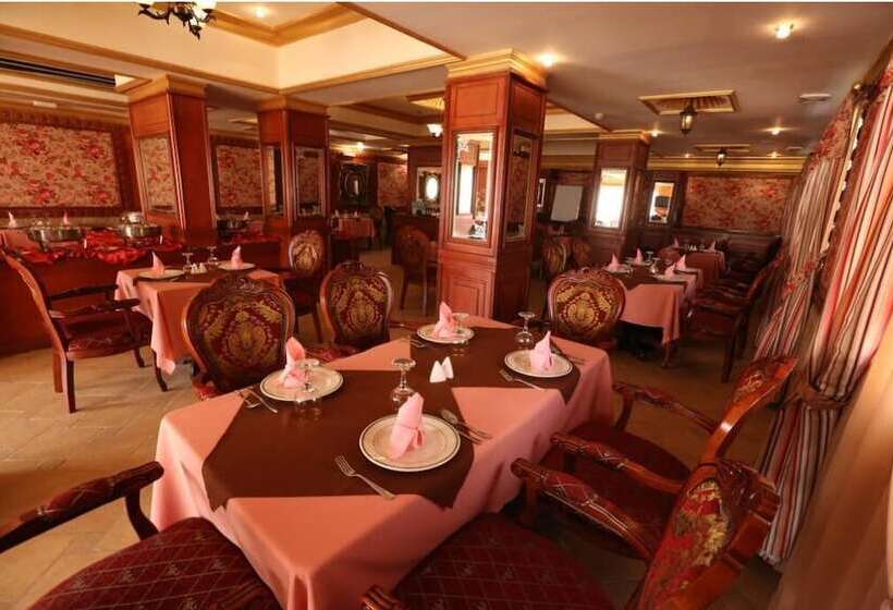 هتل Capital O 125 Moon Plaza