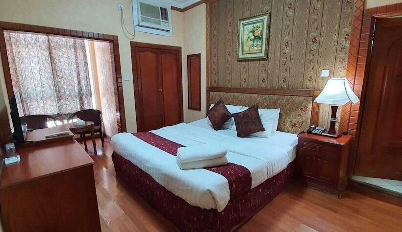 هتل Capital O 125 Moon Plaza