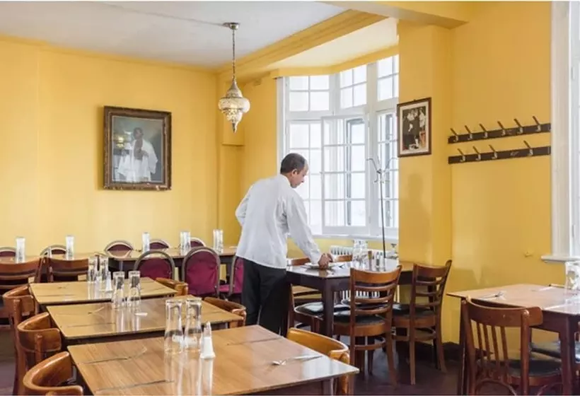 Отель Strand Continental Hostel