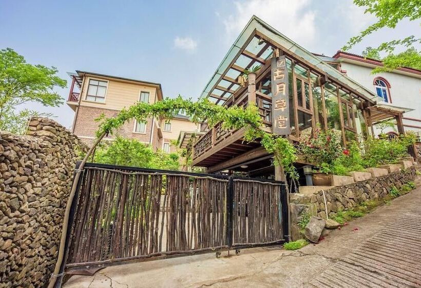 Bed and Breakfast Guyue Caotang Inn