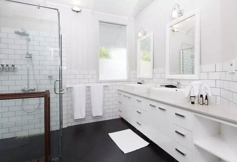 Majatalo Waterfoot House