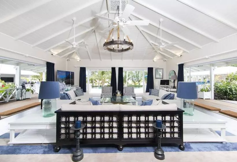 Majatalo Waterfoot House