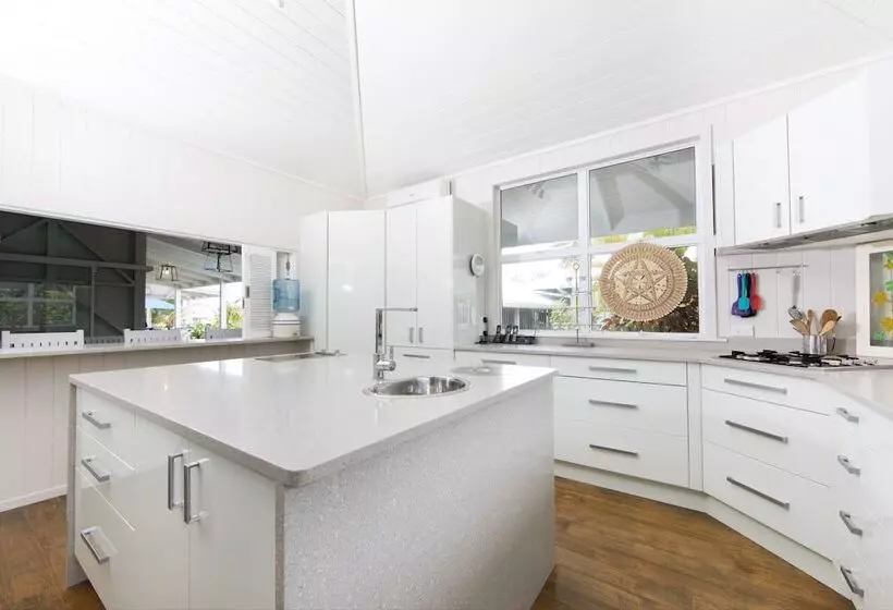 Majatalo Waterfoot House