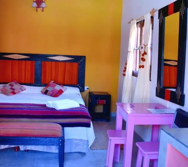 Hostal Paseo De Los Colorados