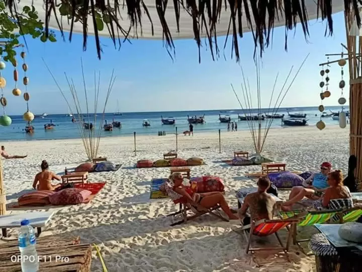 هتل Daya Beach, Lipe Local