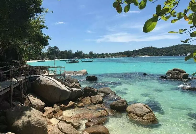 هتل Daya Beach, Lipe Local