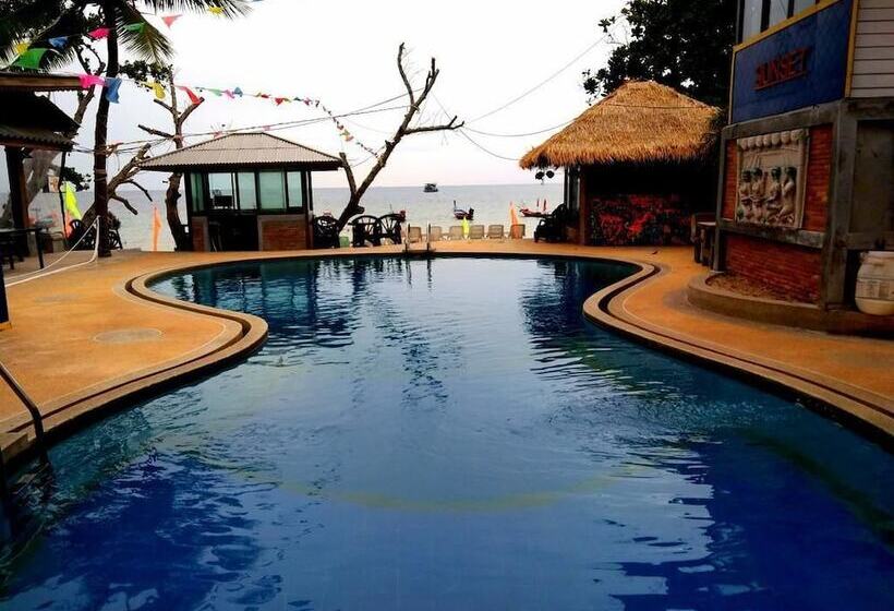 هتل Sunset Buri Hostel