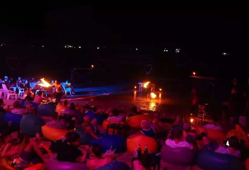 ホテル Sunset Buri Hostel