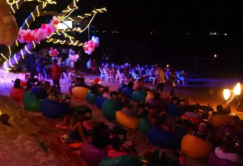 ホテル Sunset Buri Hostel