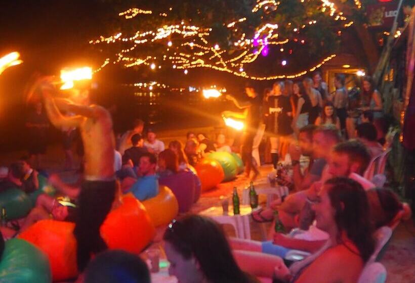 هتل Sunset Buri Hostel