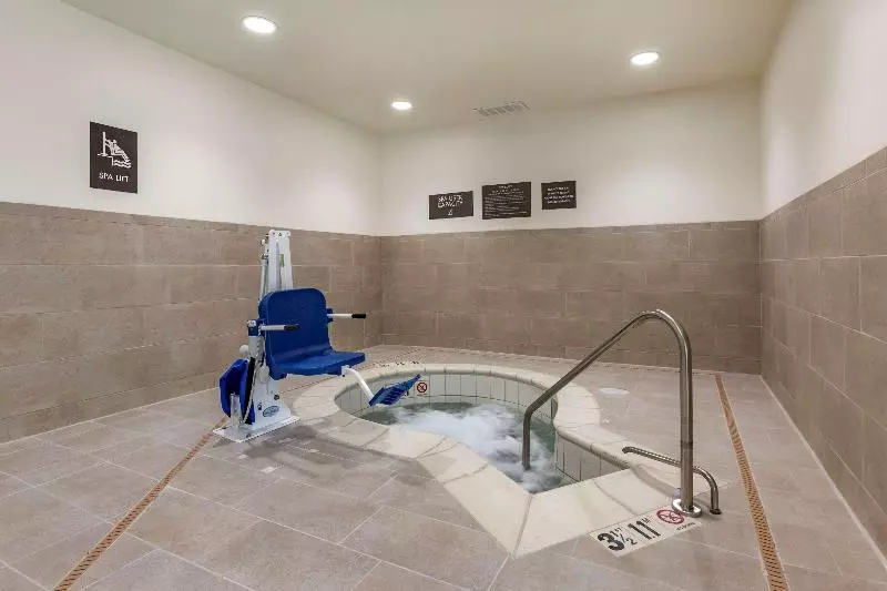 ホテル Comfort Suites Albuquerque Airport